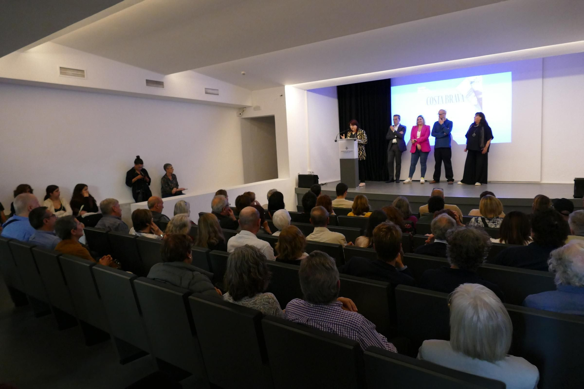 Dues exposicions, un programa de ràdio i el dia de la dansa animen el matí del dissabte de Santa Creu