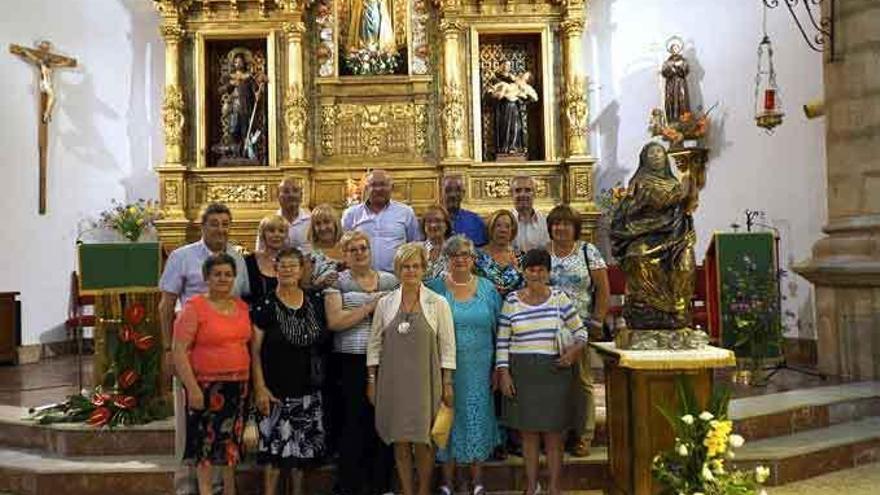 Foto de familia de los quintos ante la imagen de la Virgen de la Salud.