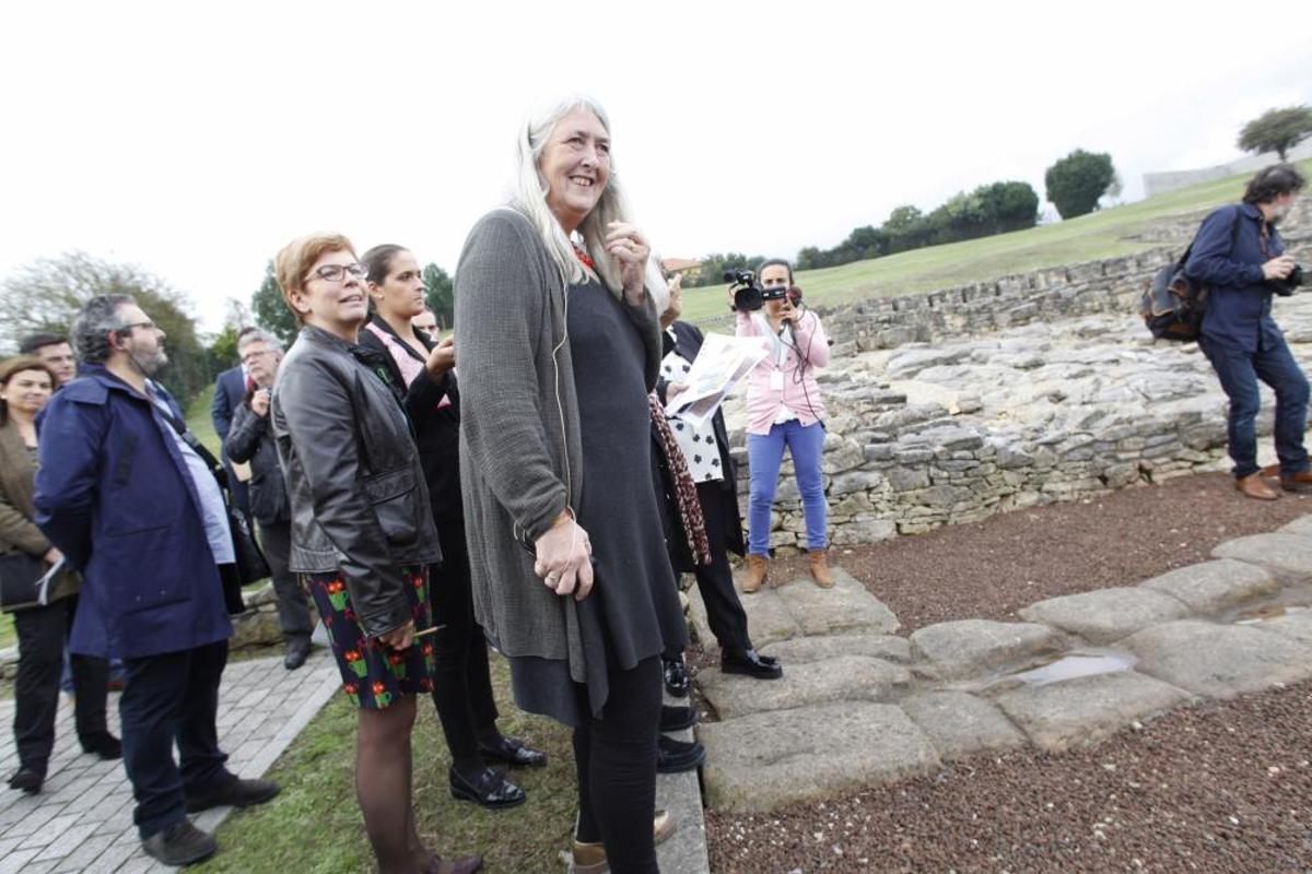 Mary Beard visitando la Villa Romana de Veranes Mary Beard visitando la Villa Romana de Veranes