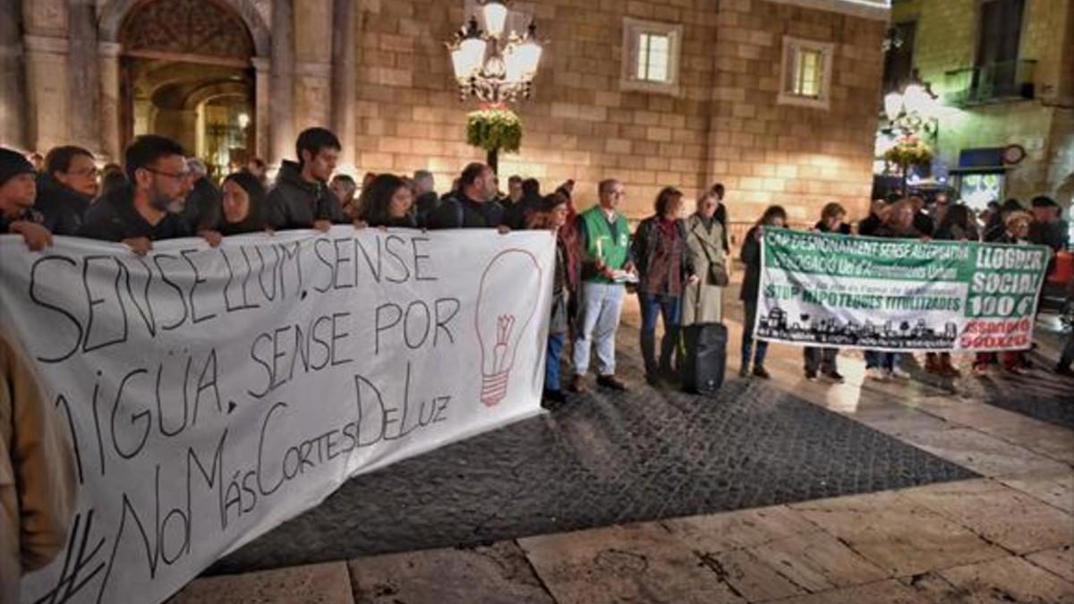 Concentración contra la pobreza energética, ayer, en la plaza de Sant Jaume de Barcelona.