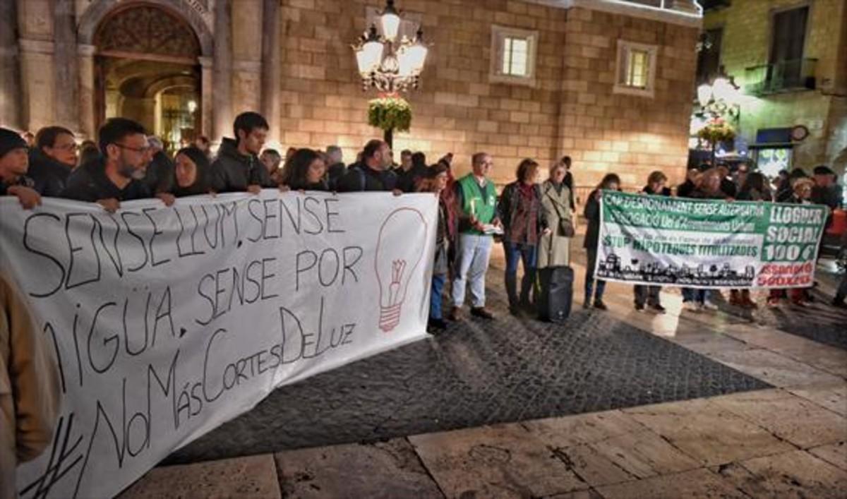 Concentración contra la pobreza energética, ayer, en la plaza de Sant Jaume de Barcelona.