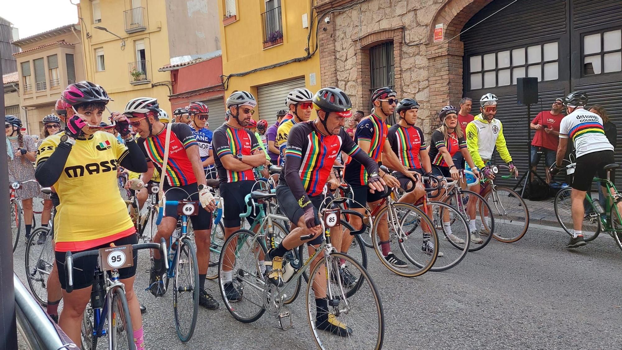 L’afició per les bicis clàssiques aplega 150 ciclistes que fan ruta pel Berguedà