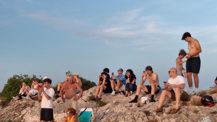 Así se ha vivido el eclipse en la cima del Puig de la Llorença, en Benitatxell (imágenes)