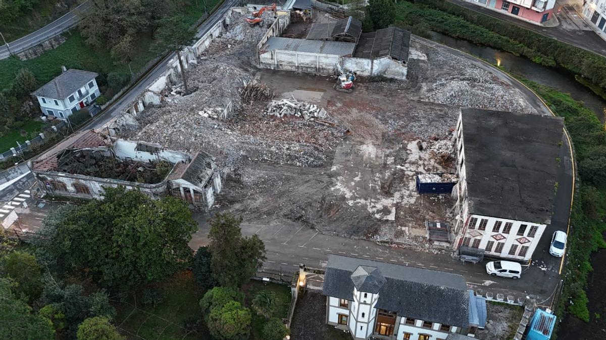 Una imagen de las obras de derribo de los edificios que estaban en ruinas.