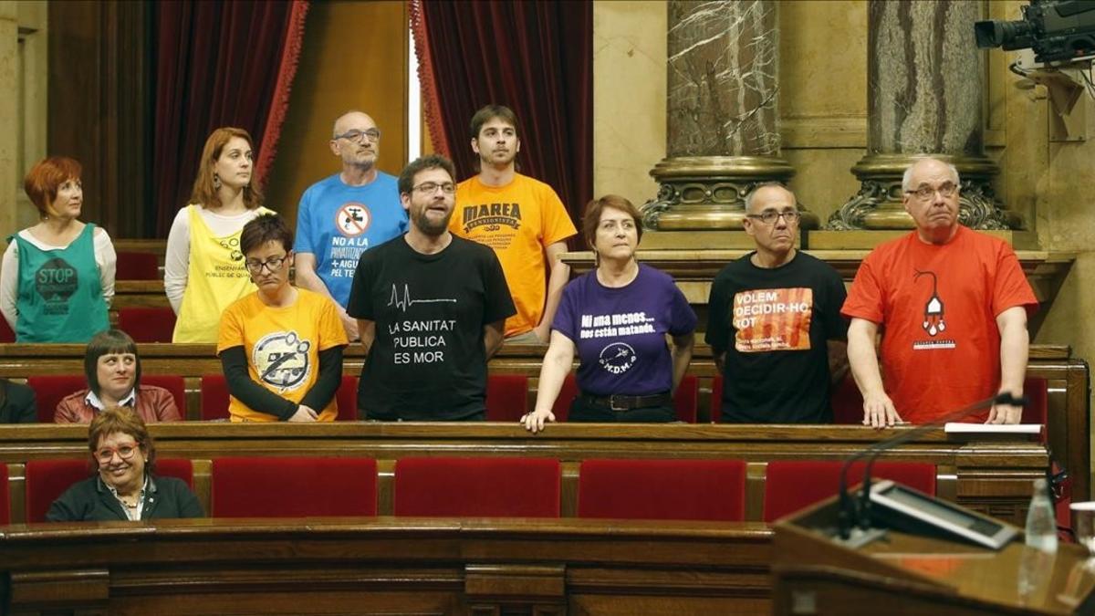 Los diputados de Catalunya Sí que es Pot, en sus escaños en el Parlament. Joan Giner, con camiseta amarilla, en segunda fila.
