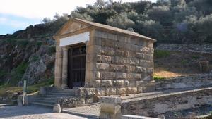 El templo romano de Alcántara, uno de los dos únicos templos romanos conservados completos en España