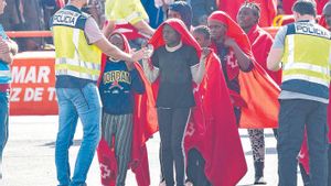 Menores migrantes llegados a Lanzarote. 28/12/2024 Los servicios sanitarios atienden a migrantes llegados en cayuco a Puerto Naos, a 28 de diciembre de 2024, en Arrecife, Lanzarote, Canarias (España). La Guardamar Calíope de Salvamento Marítimo ha rescatado a unos 240 migrantes que han llegado en cuatro cayucos durante la noche y las primeras horas de hoy. En cada uno de estos cayucos iban unas 60 personas. SOCIEDAD Europa Press Canarias - Europa Press