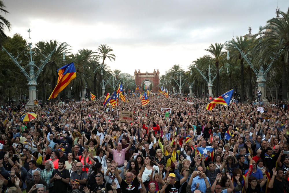 Milers de persones reivindiquen el mandat de l''1 d''octubre al centre de Barcelona