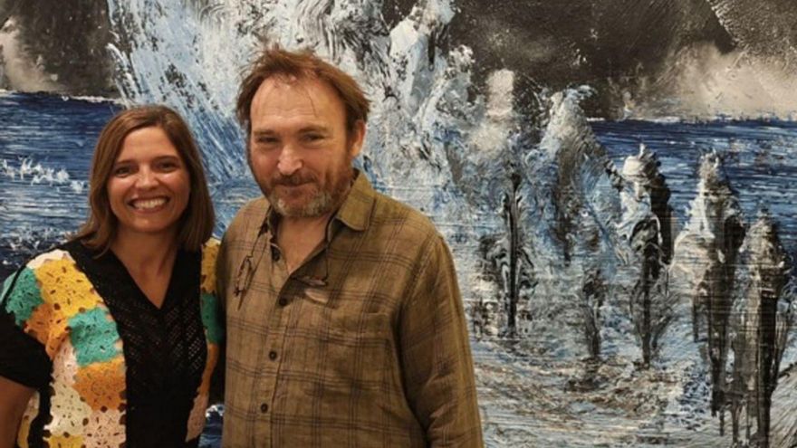 Miquel Barceló posa, junto a Cristina Heredia, ante «Hyperbolic», ayer en el Museo de Bellas Artes. | MUSEO DE BELLAS ARTES DE ASTURIAS
