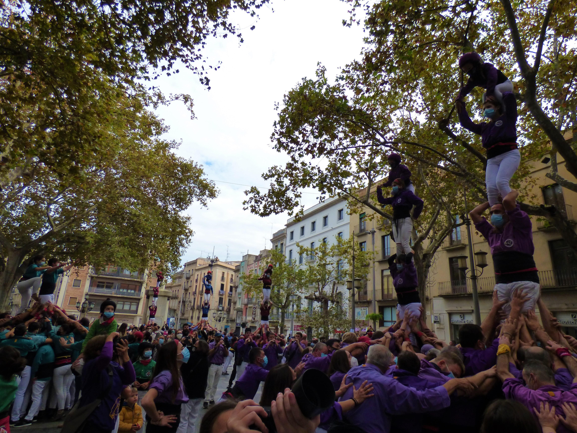 Onze colles castelleres es reuneixen a Figueres en la trobada de tardor de Colles del Nord