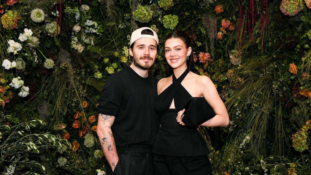 Brooklyn Beckham posa junto a su suegro en su cumpleaños