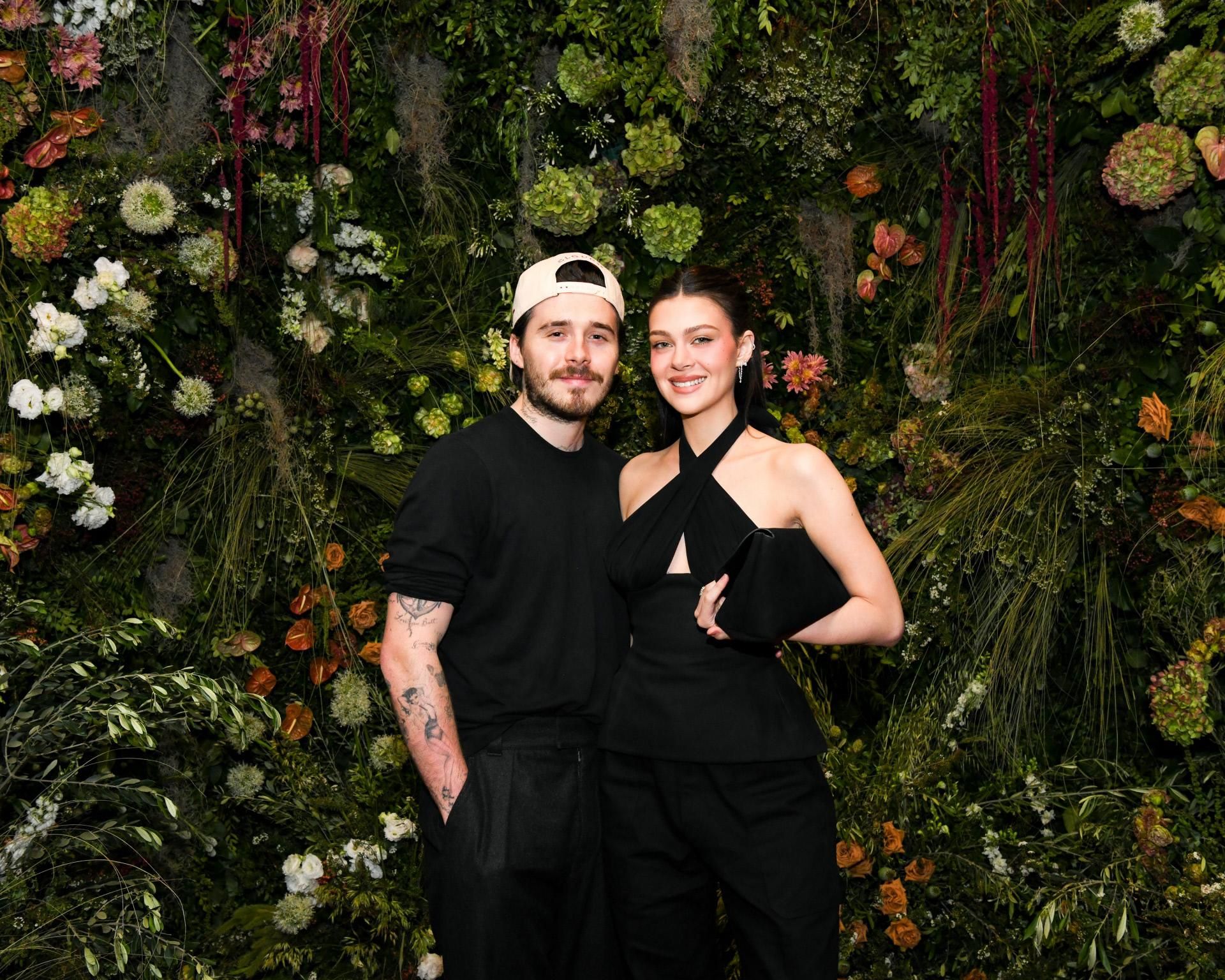 Brooklyn Beckham posa junto a su suegro en su cumpleaños