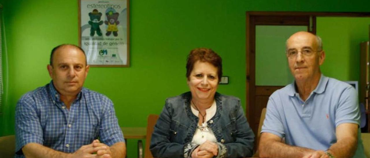 Remigio Alonso, Rosa Muñiz y José Mon, en el local de la Asociación de Vecinos de Villabona.