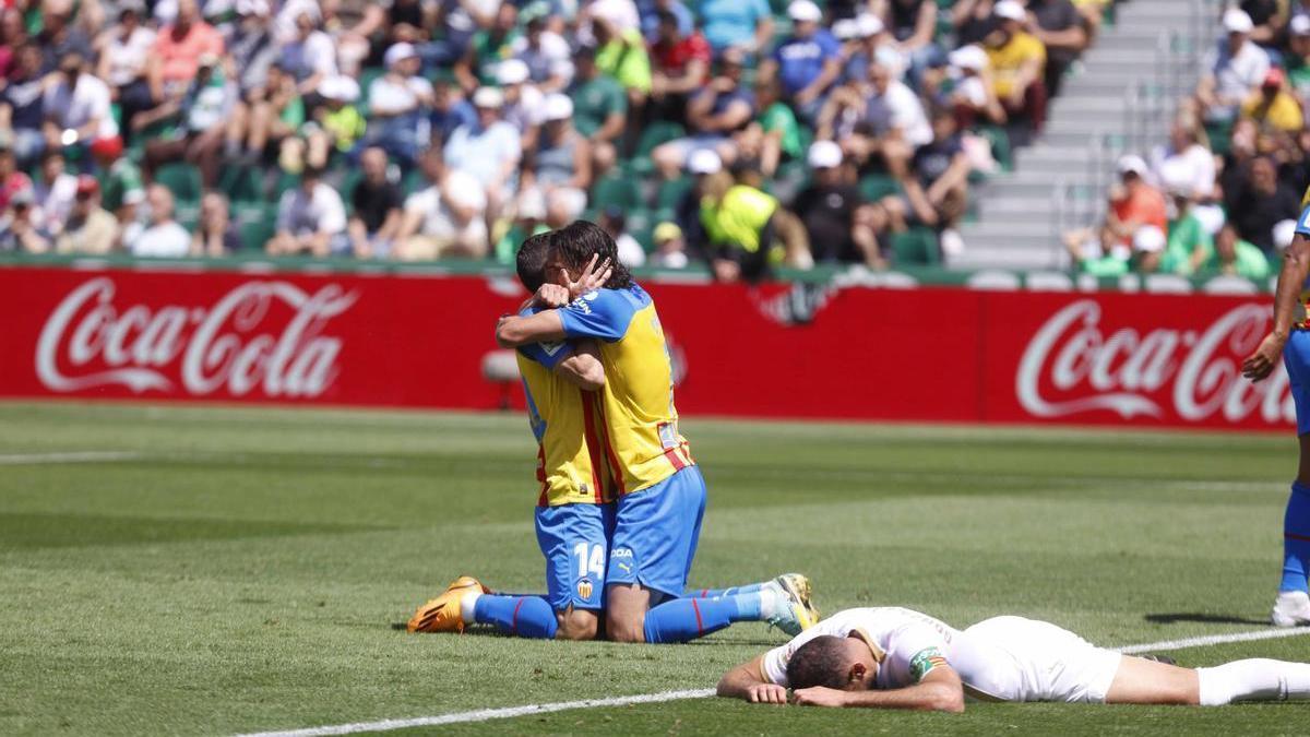 Cavani y Gayà celebran el primer gol en el Estadio Martinez Valero en el partido Elche CF - Valencia CF.