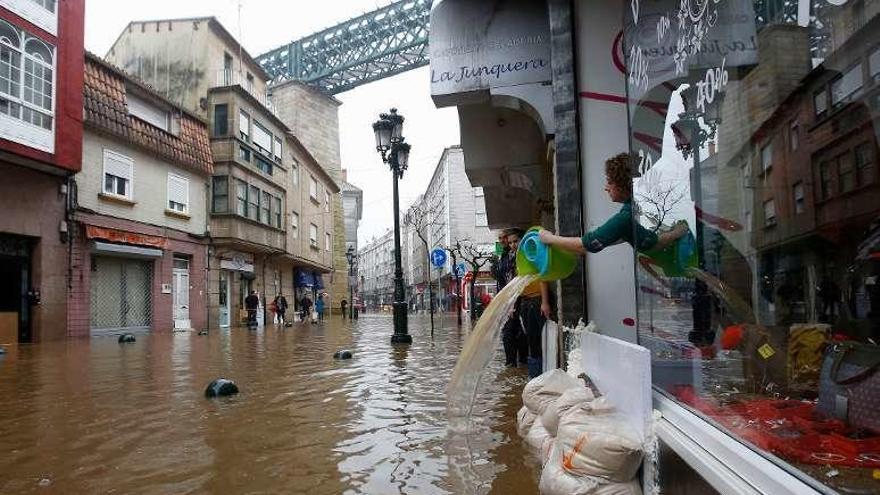 Tres heridos al caer un muro en Vigo tras las fuertes lluvias en el sur de la comunidad