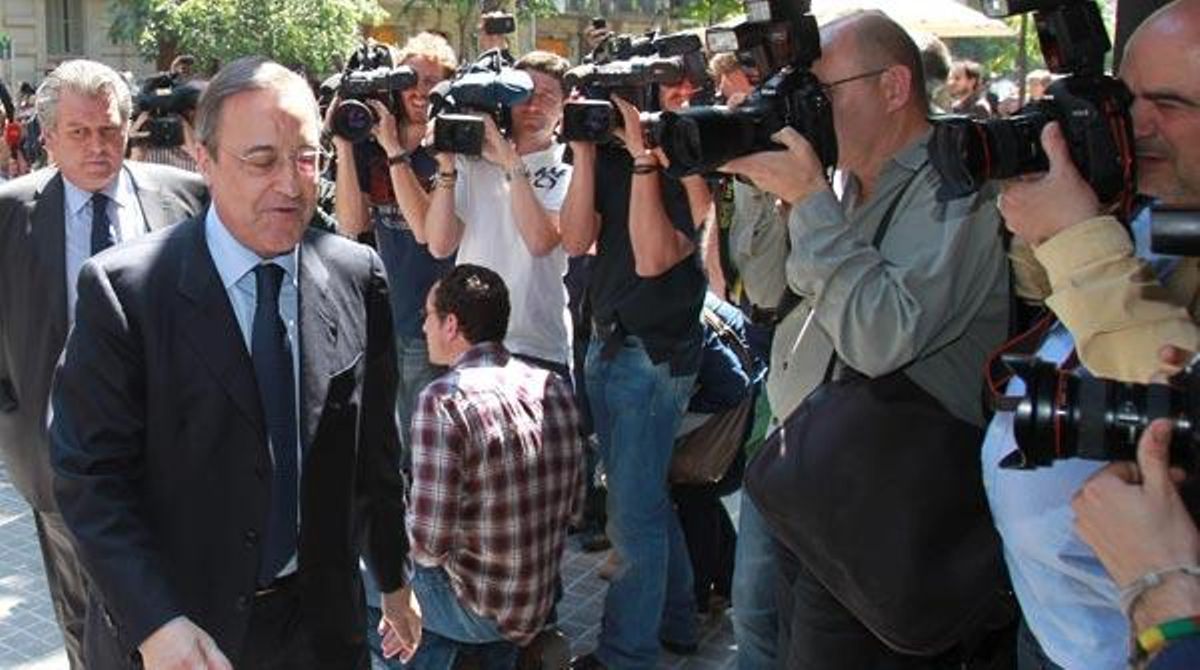 Esbroncades a Florentino en la seva arribada al restaurant barceloní ’The Mirror’.