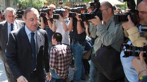 Esbroncades a Florentino en la seva arribada al restaurant barceloní ’The Mirror’.