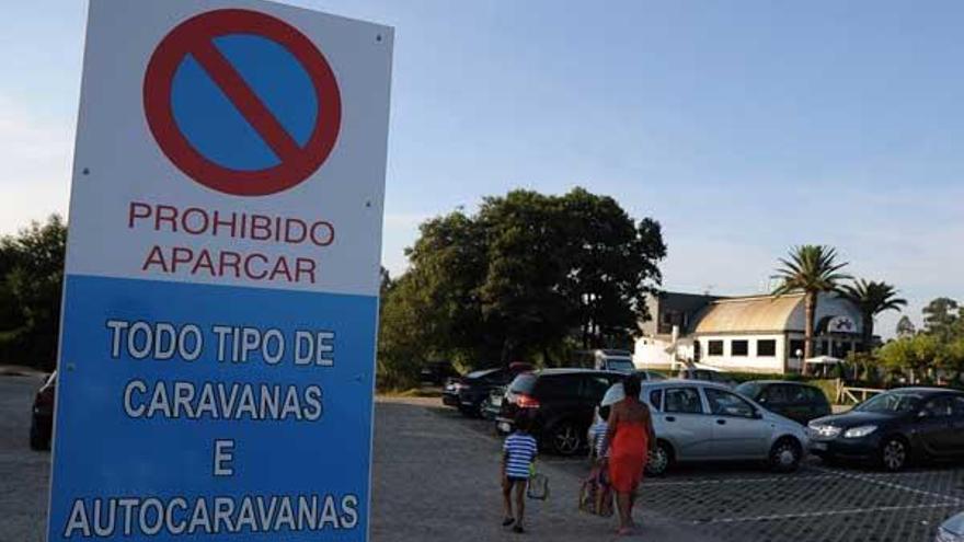 El Concello de A Illa ha prohibido el estacionamiento de caravanas en el parking de O Bao.  // Iñaki Abella