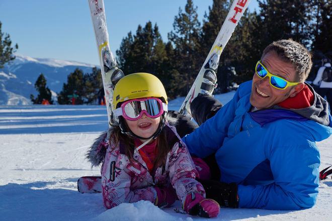 Familia esquiando, esquiar gratis en el Pirineo francés