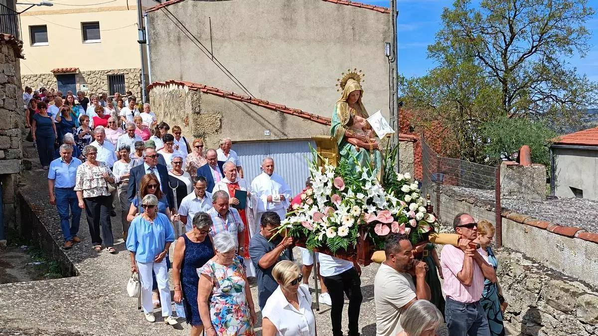 Fermoselle sigue los pasos de la Virgen de la Bandera
