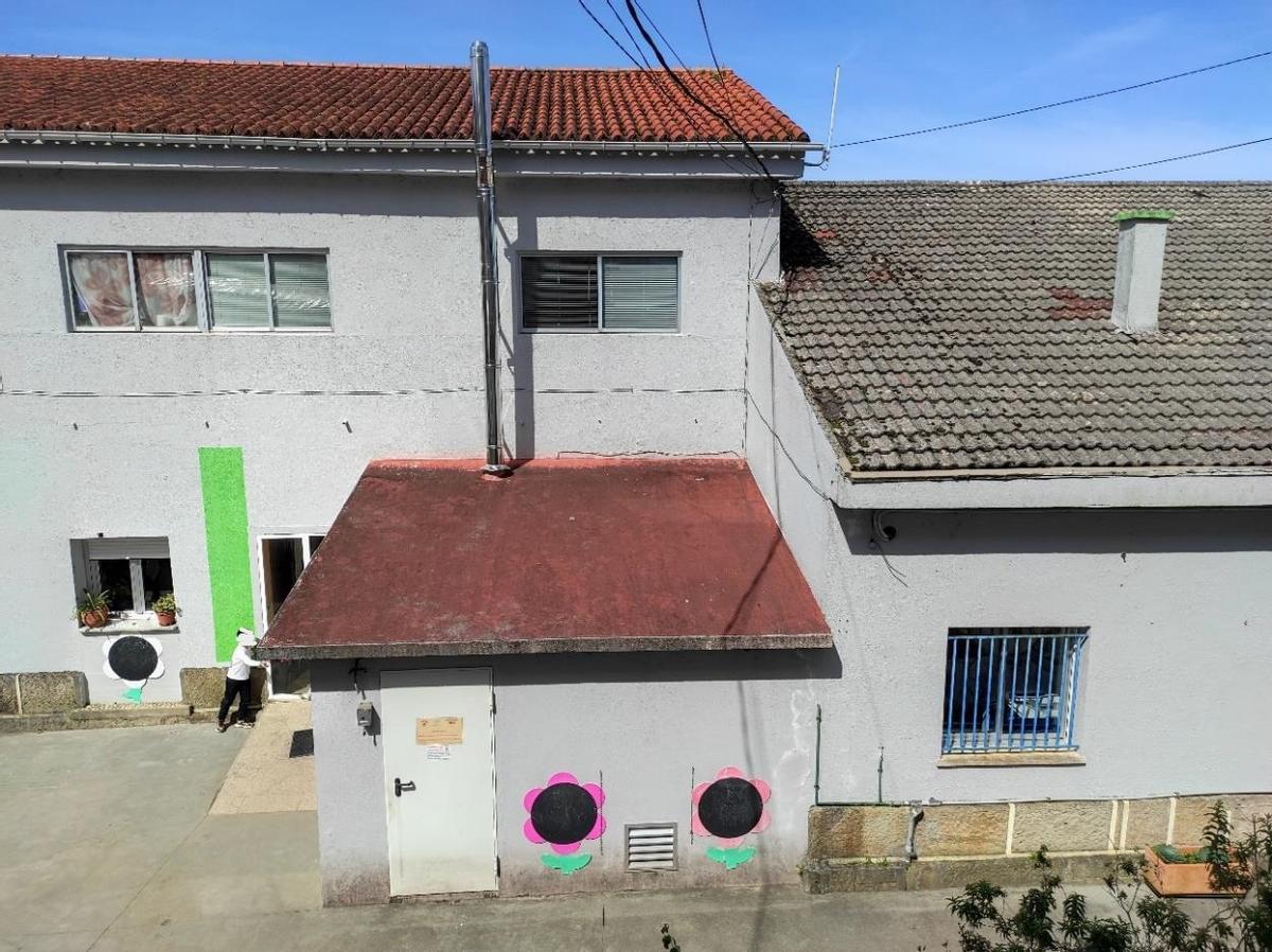 Cubiertas de los diferentes edificios principales. De arriba hacia abajo: cubierta del edificio de instalaciones, cubierta del edificio de biblioteca y cubierta del edificio de aulario.