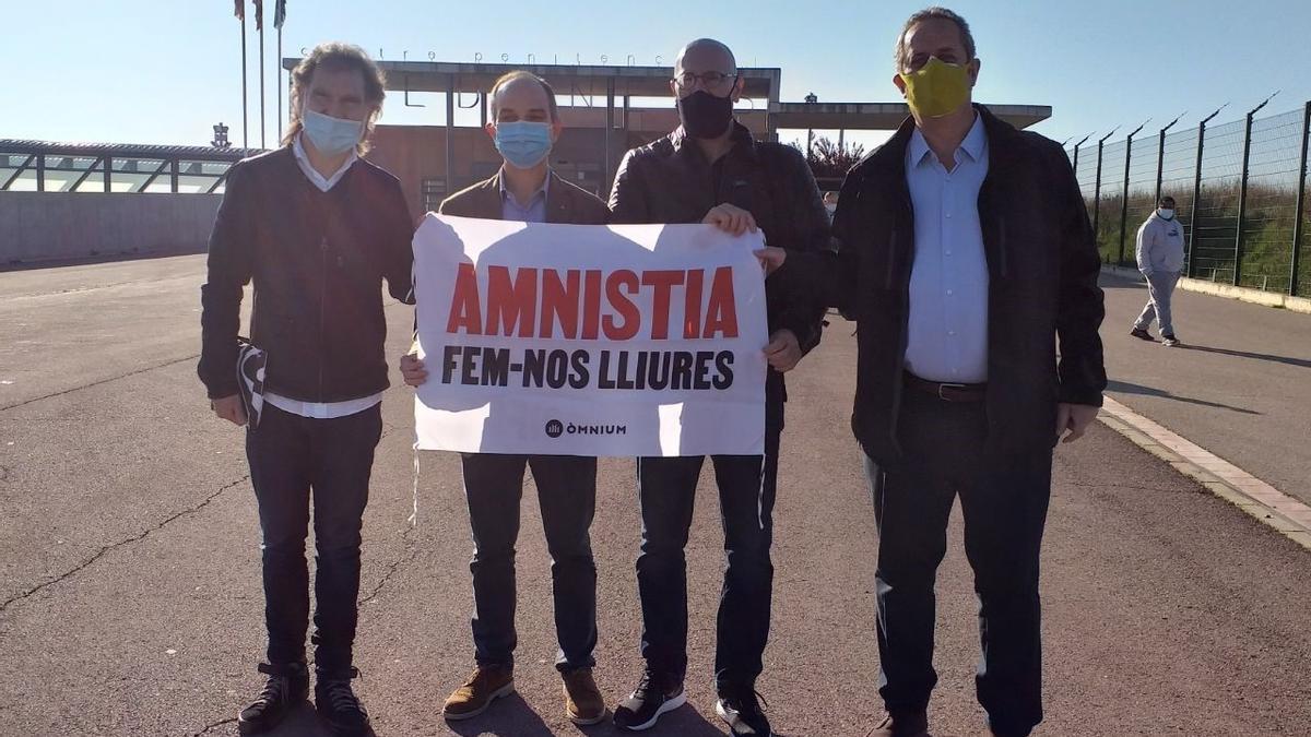 Cuixart, Turull, Romeva y Forn salen de la cárcel con un permiso por Sant Jordi.