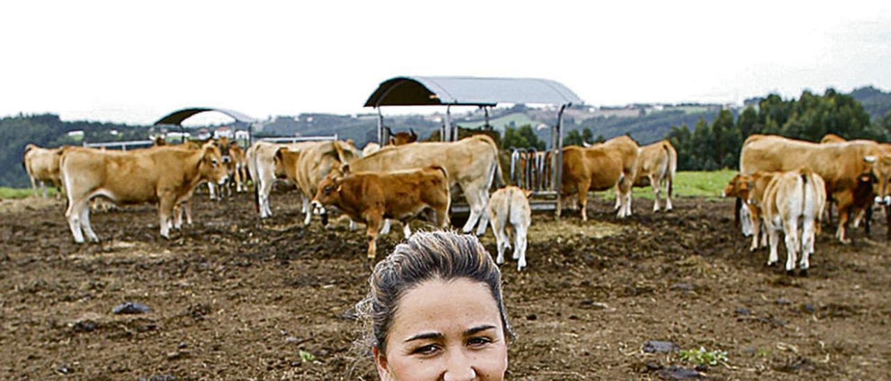 Tamara Fernández con sus vacas en Gozón.