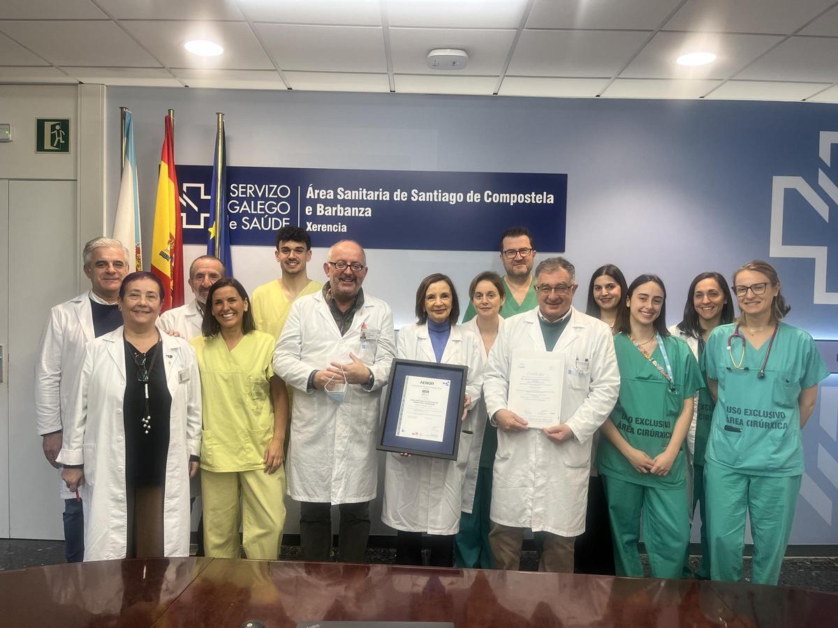 Luz Couce, flanqueada por Ángel Facio y Juan Manuel González, junto a miembros de Neonatología y del Área Sanitaria de Santiago y Barbanza.