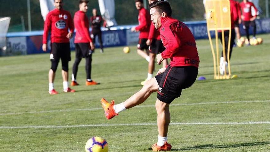 Pedro Sánchez completa el entrenamiento con el grupo