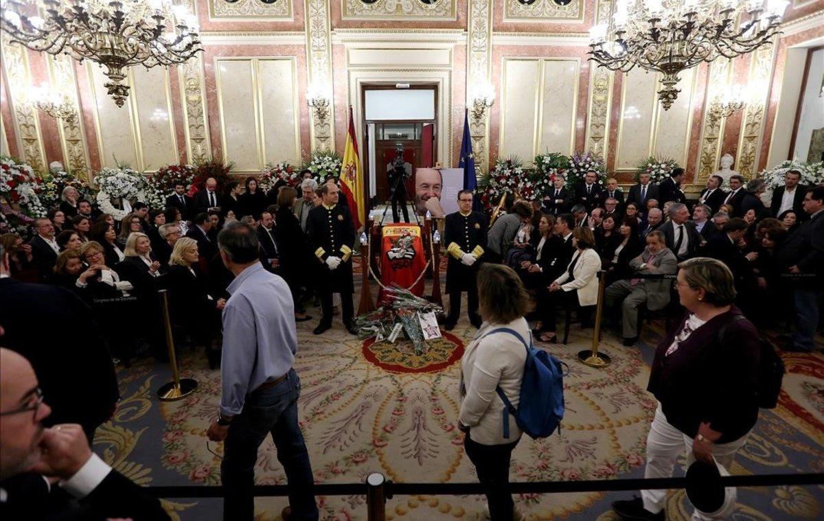 Los ciudadanos se despiden de Rubalcaba.