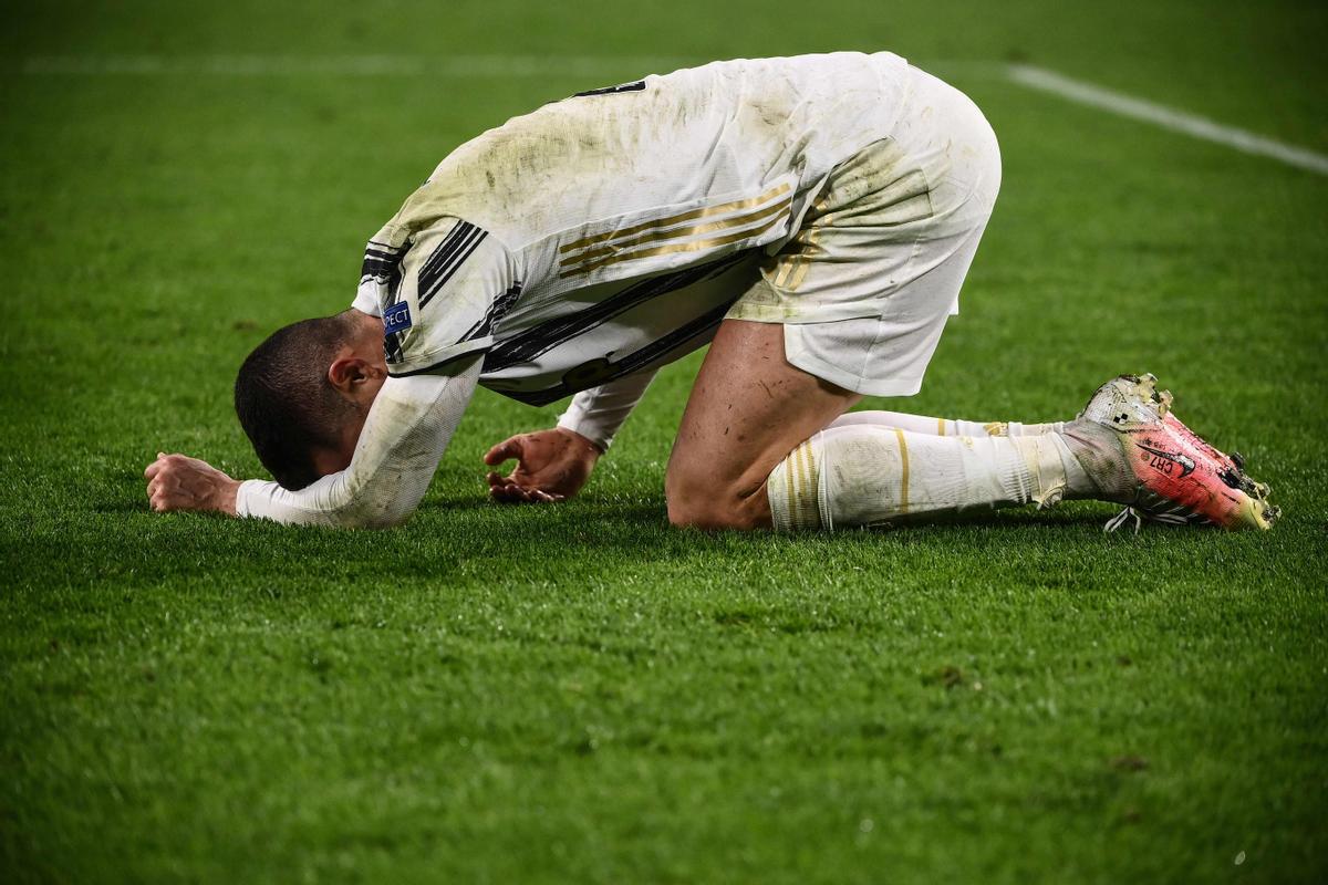Cristiano Ronaldo se retuerce de dolor sobre el césped del estadio de la Juve.