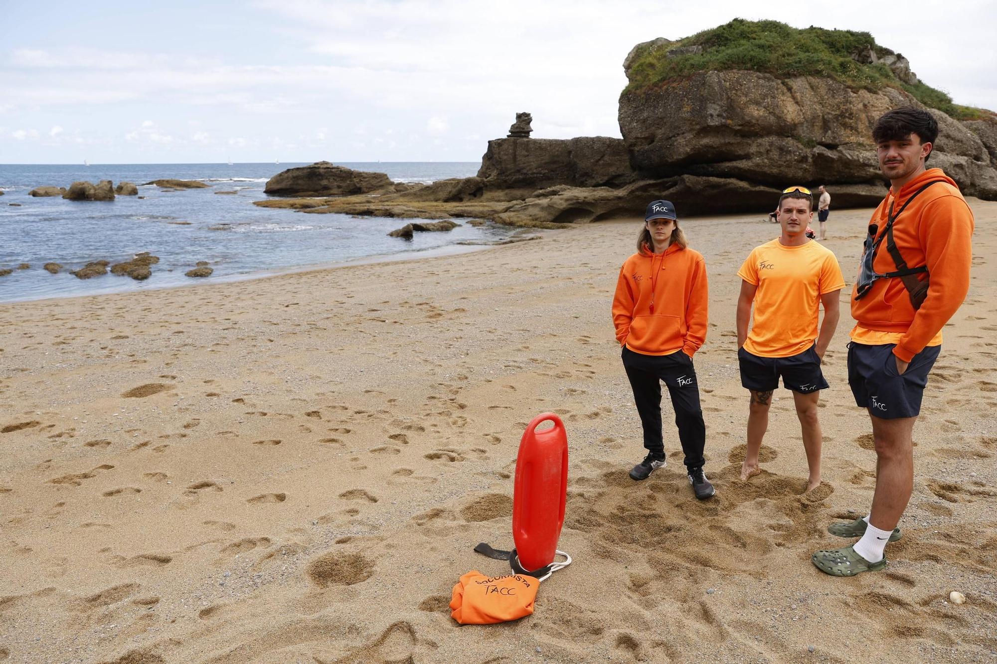 Las playas rurales de Gijón estrenan salvamento (en imágenes)