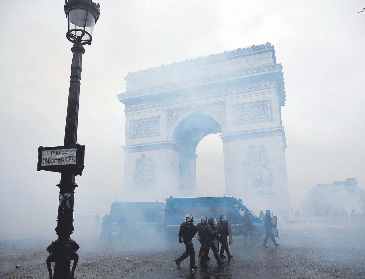 Policías en torno al Arco del Triunfo durante las protestas de París.