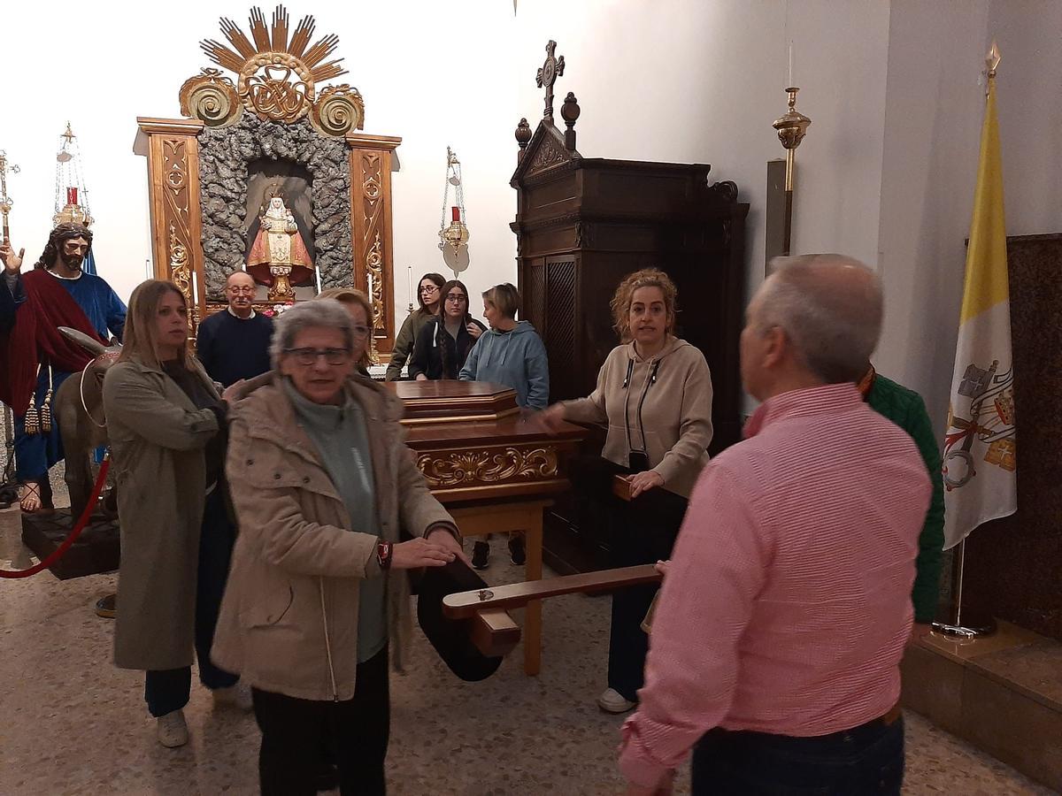 Un momento de los ensayos en la iglesia parroquial de Lugones, previos a las procesiones de Viernes Santo