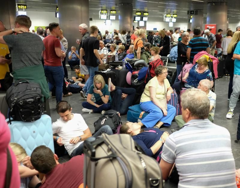 Aeropuerto de Gran Canaria. Aeropuerto cerrado por calima y viento  | 23/02/2020 | Fotógrafo: José Carlos Guerra