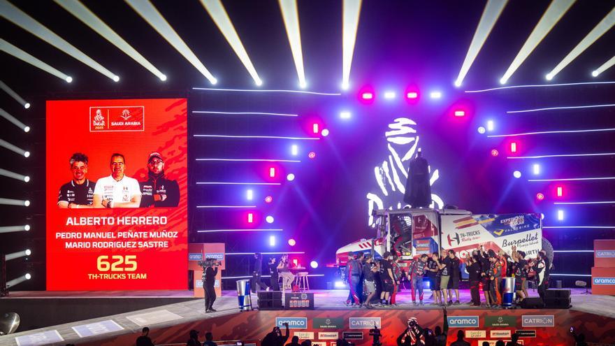 Pedro Peñate hace historia y finaliza su primer Dakar en la categoría de camiones