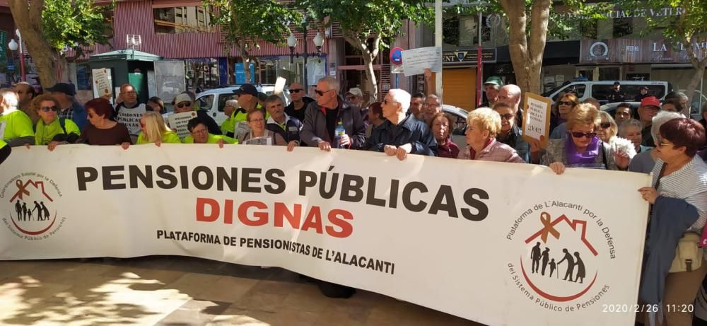 Los pensionistas alicantinos piden la dimisión del Gobernador del Banco de España