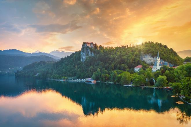 Atardecer sobre el lago Bled en Eslovenia