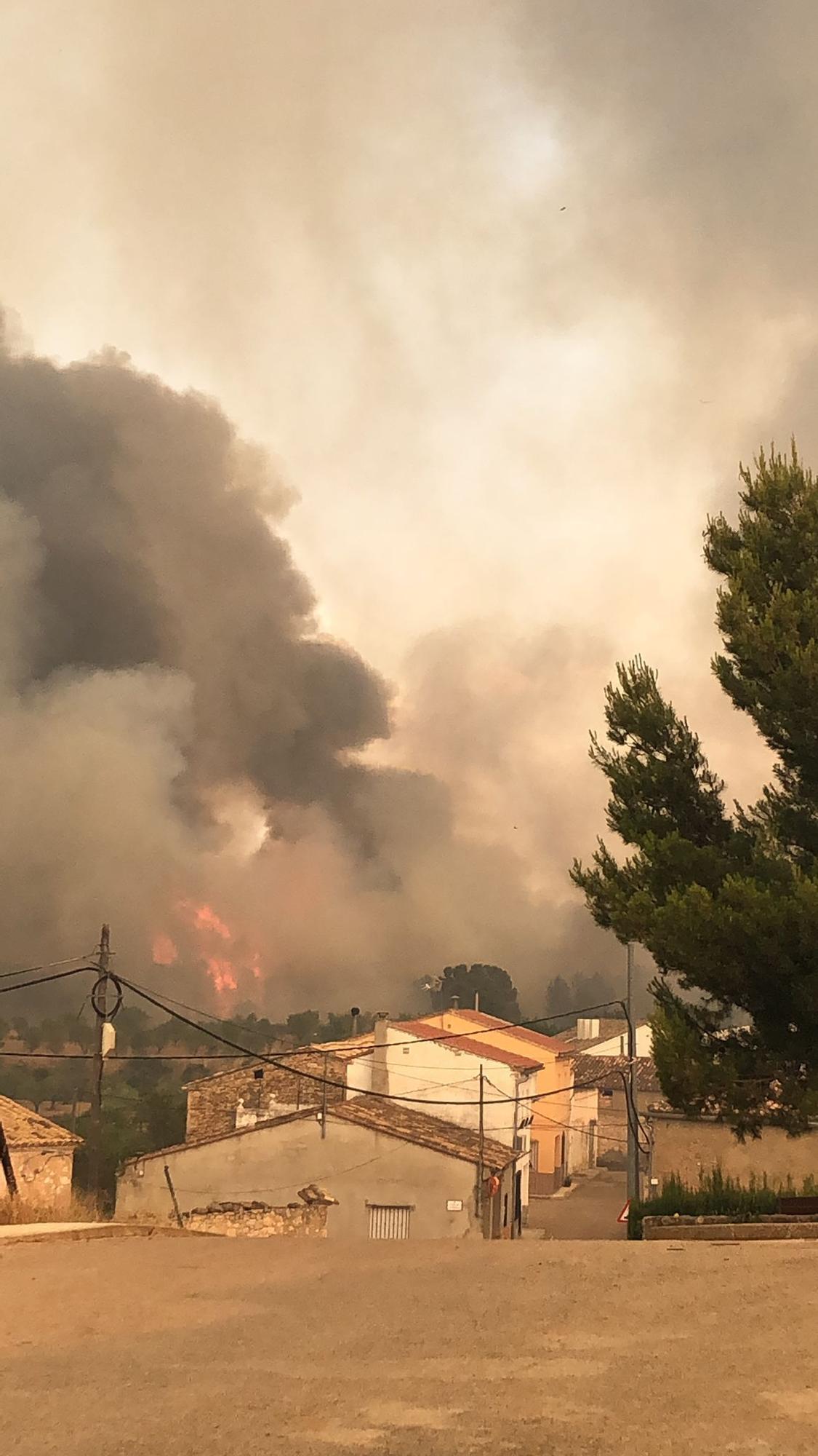 El fuego del incendio de Venta del Moro rodea Casas de Moya
