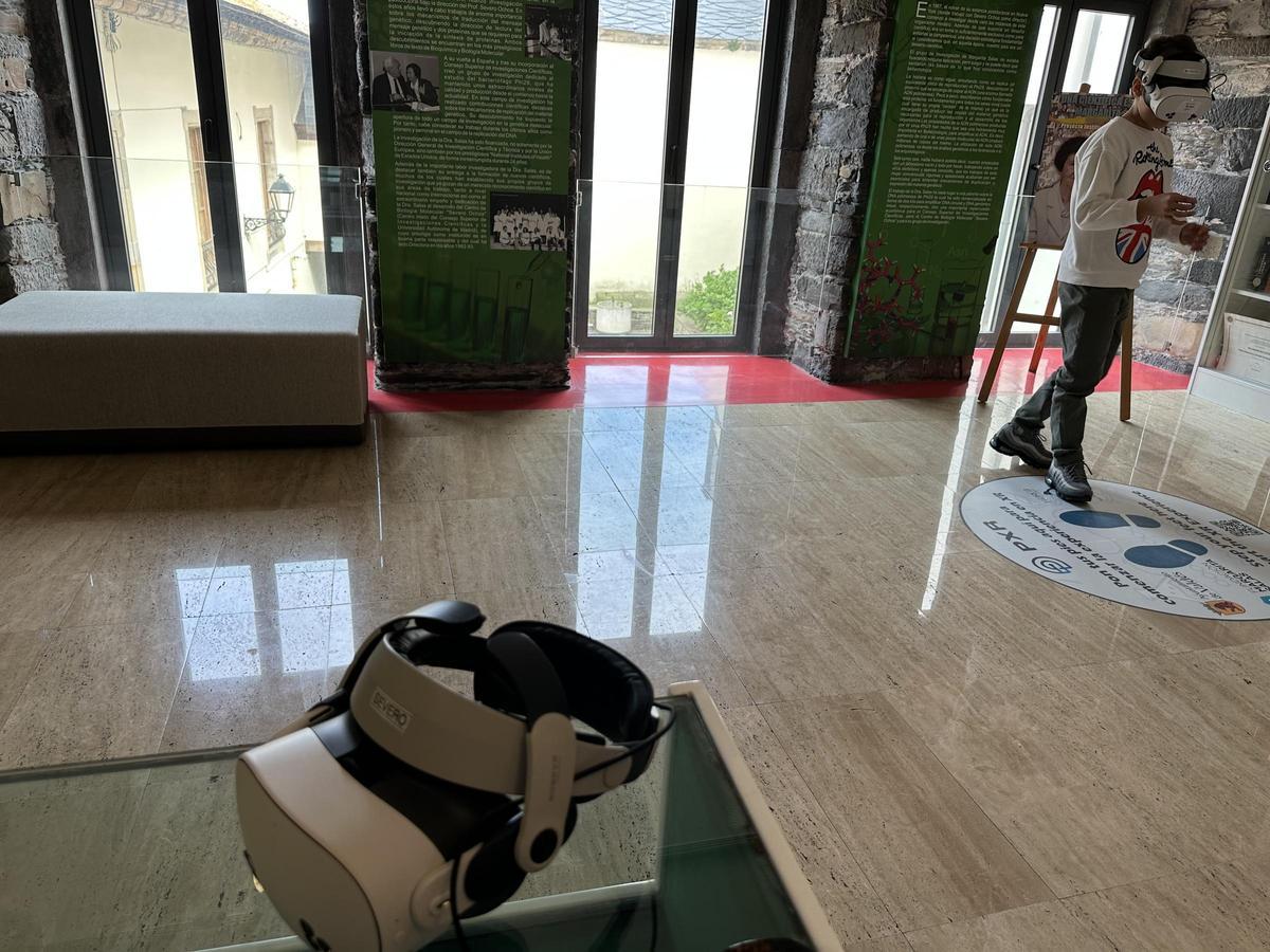 Gafas virtuales en las salas dedicadas a Margarita Salas y Severo Ochoa en la Casa de las Artes y las Ciencias..