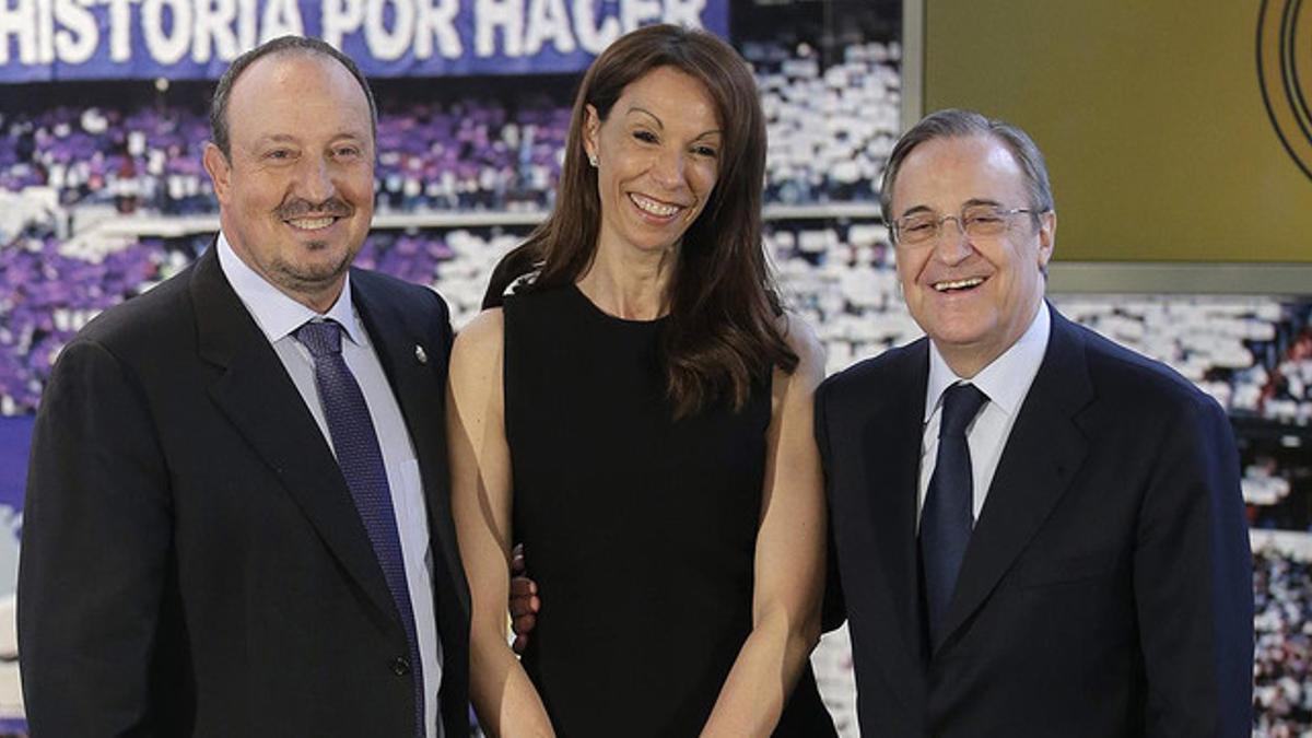Montserrat Seara, entre Rafa Benítez y Florentino Pérez, el pasado 3 de junio, día de la presentación del nuevo entrenador del Madrid