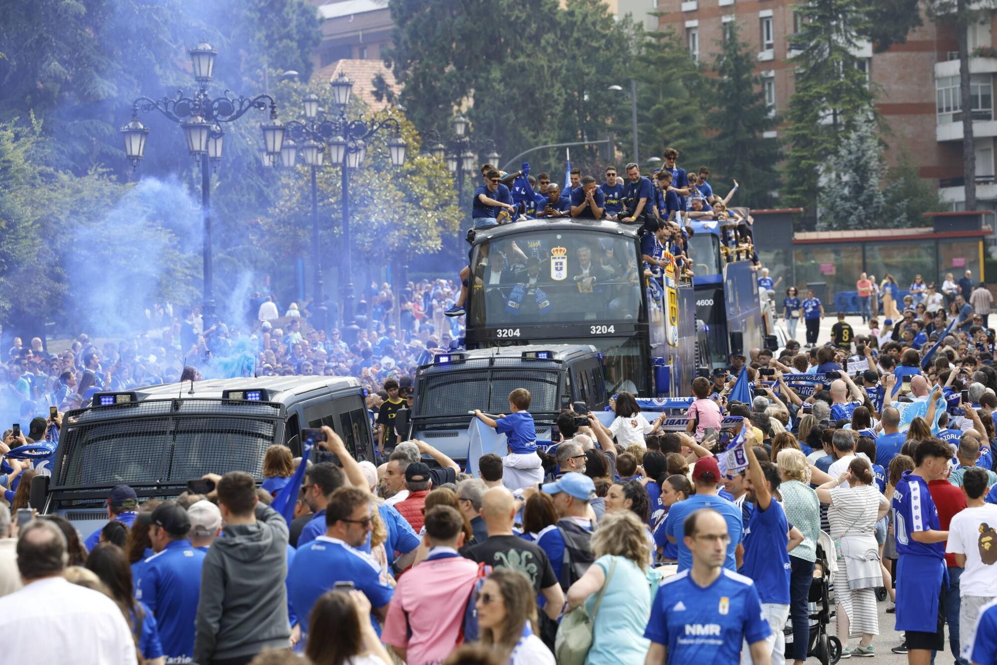 Locura azul en las calles de Oviedo para celebrar el ascenso del equipo a Primera División