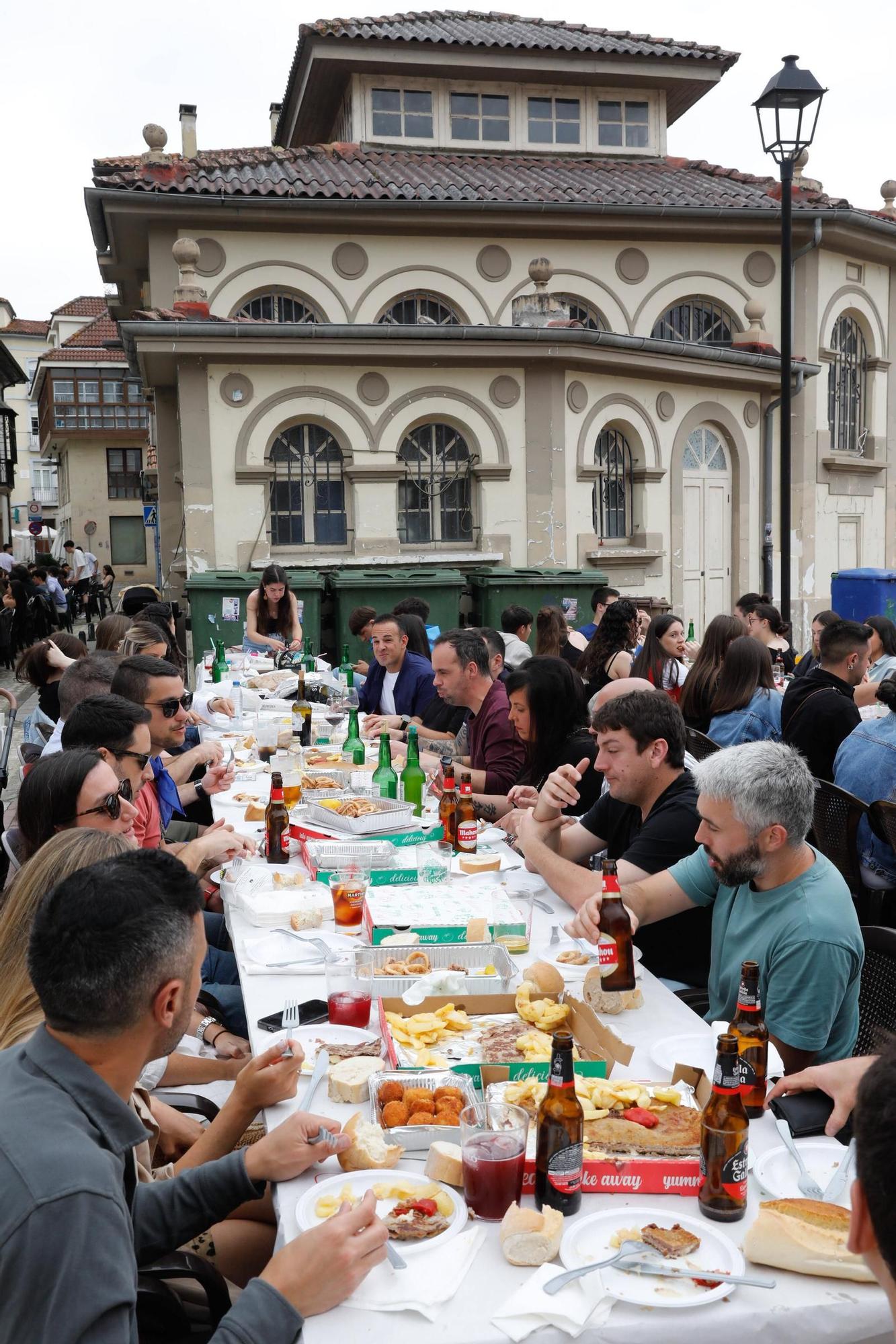 Grado abre boca para Santiago con la comida en la calle