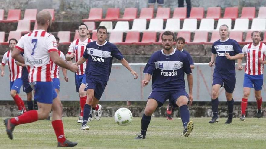 Álvaro Pozo, una de las bajas, busca el balón en el amistoso entre el Marino y el Candás, en La Mata..