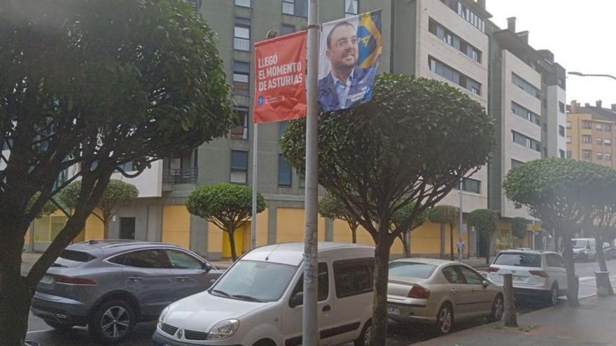 Cartel electoral en una farola de la calle Rey Pelayo de Piedras Blancas. | I. G.