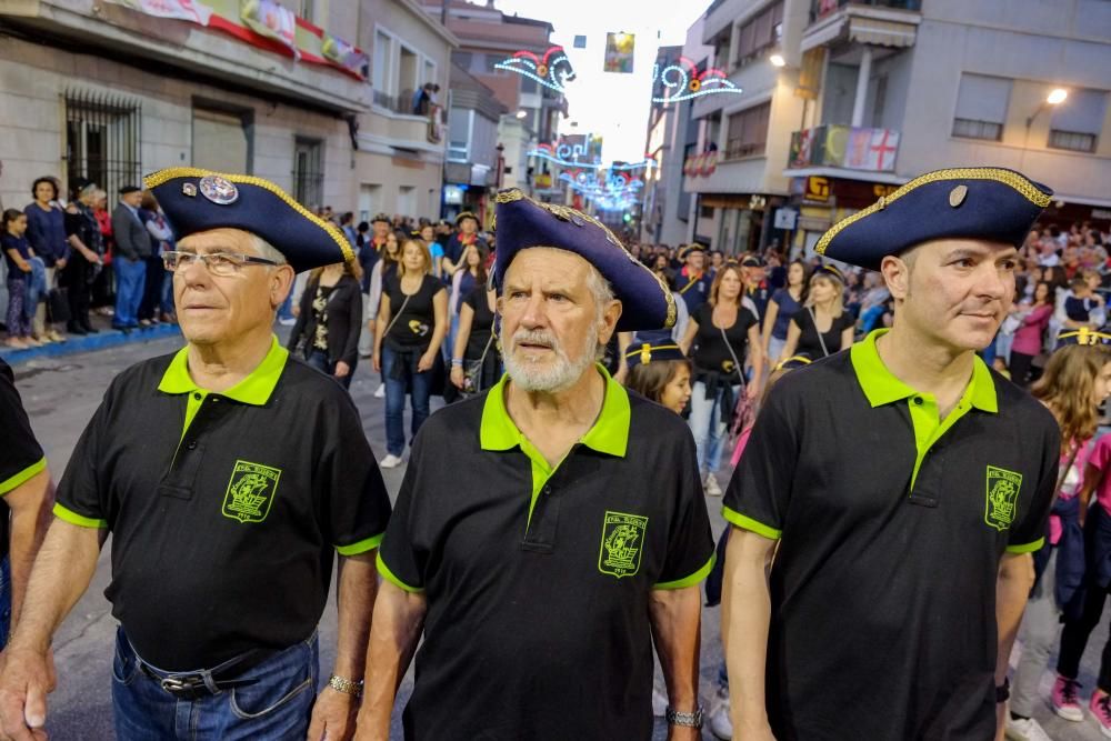 El general Francisco Grau abre las fiestas dirigiendo a los 700 músicos de las 12 bandas que interpretan el pasodoble «Petrel»