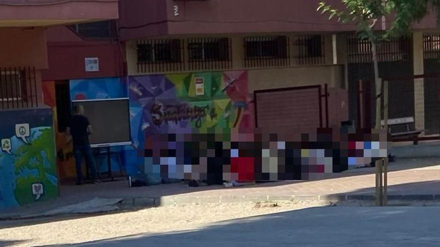 Clases en la calle en Murcia tras dos meses a la espera de una reparación de 120 euros