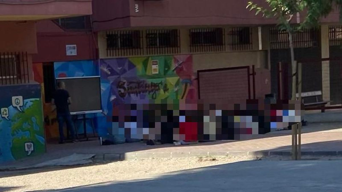 Los profesores del colegio de Santiago el Mayor imparten clases en la calle a causa de la avería del aire acondicionado.