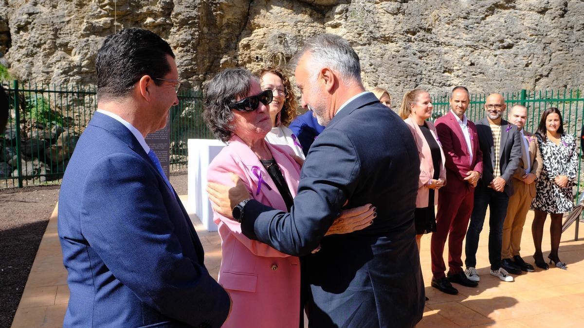 Visita de Ángel Víctor Torres al pozo del olvido en el Barranco de Tenoya