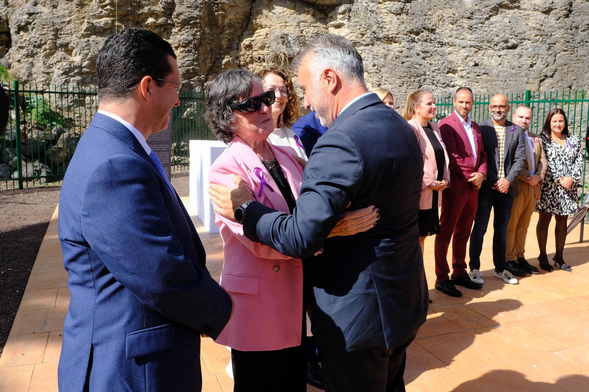 Visita de Ángel Víctor Torres al pozo del olvido en el Barranco de Tenoya